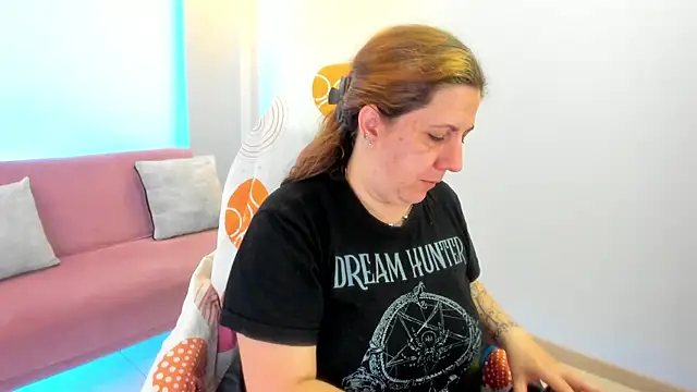 katie joness  online show from 30, 9, 2025