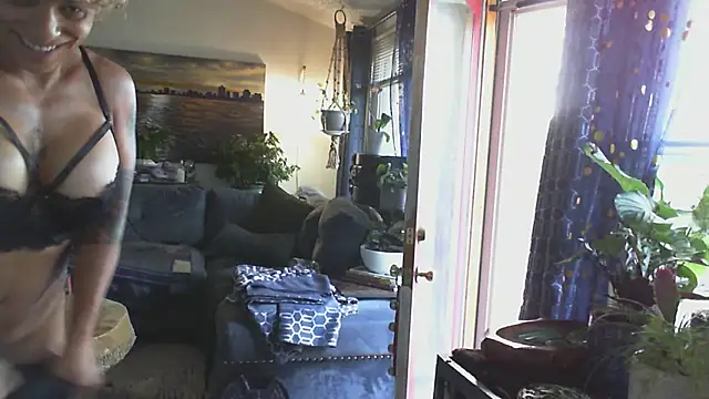 Snapshot of CeceilaMoon chatting on 19, 10, 2025 CeceilaMoon online show from 19, 10, 2025