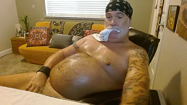 Snapshot of musclebearnips chatting on 8, 11, 2025 musclebearnips online show from 8, 11, 2025