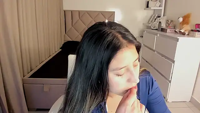 kiaraowen online show from 31, 10, 2025