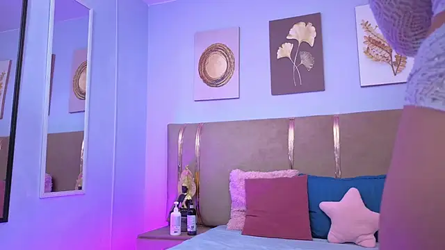 sarah cruzz  online show from 22, 11, 2025