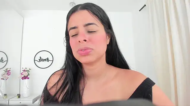 Snapshot of emma_castilloo chatting on 1, 2, 2025 emma castilloo online show from 1, 2, 2025