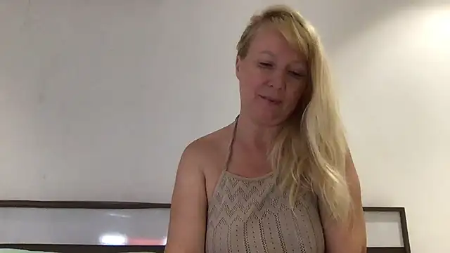 EmmaInLove23 online show from 4, 3, 2025