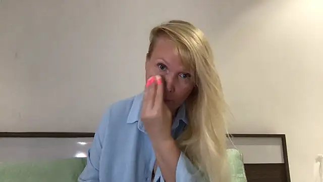 EmmaInLove23 online show from 7, 3, 2025
