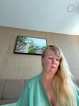 EmmaInLove23 online show from 7, 6, 2026