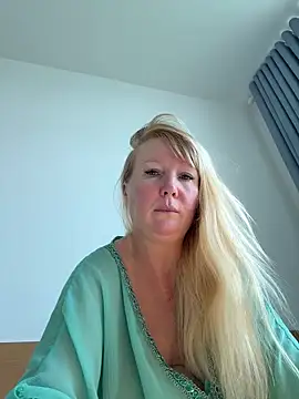 EmmaInLove23 online show from 20, 5, 2026