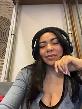 Snapshot of PetitLumiere chatting on 15, 10, 2025 PetitLumiere online show from 15, 10, 2025