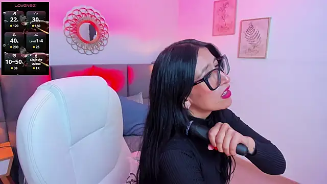 kira moon   online show from 5, 4, 2026