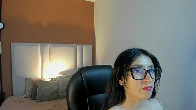 kira moon   online show from 19, 4, 2026