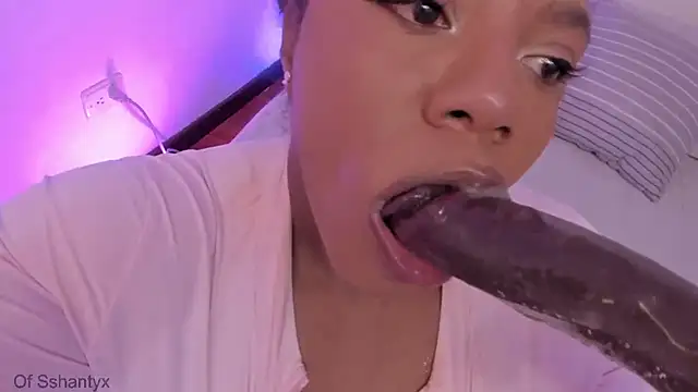 Snapshot of Sexyshantal_ chatting on 29, 7, 2026 Sexyshantal online show from 29, 7, 2026
