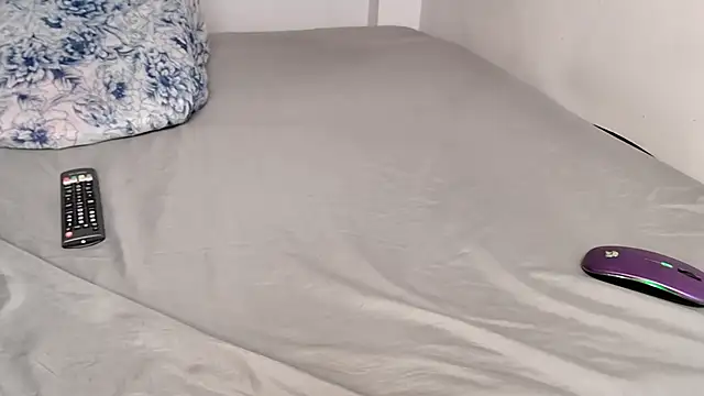 caarlywhitee online show from 17, 12, 2025