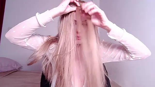 Snapshot of caarlywhitee chatting on 7, 5, 2026 caarlywhitee online show from 7, 5, 2026