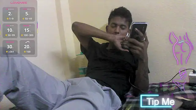 Snapshot of just_fucks chatting on 13, 12, 2025 just fucks online show from 13, 12, 2025