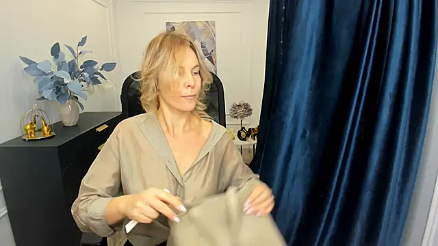 Sinty Devis online show from 9, 11, 2025