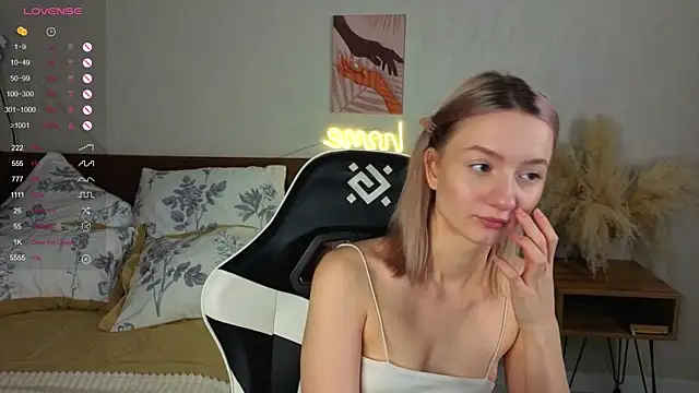 Snapshot of IdaValenti chatting on 13, 10, 2025 IdaValenti online show from 13, 10, 2025