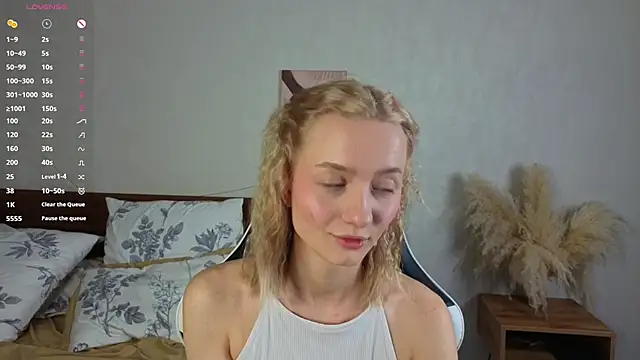 Snapshot of IdaValenti chatting on 23, 10, 2025 IdaValenti online show from 23, 10, 2025