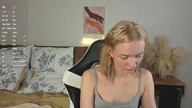 Snapshot of IdaValenti chatting on 25, 10, 2025 IdaValenti online show from 25, 10, 2025