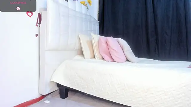 Snapshot of RoxannaBlanche chatting on 23, 5, 2026 RoxannaBlanche online show from 23, 5, 2026