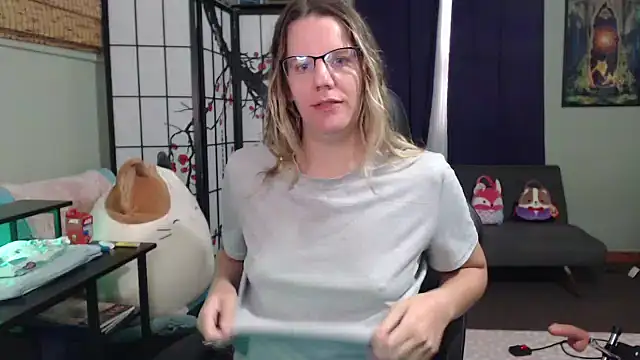 Sarahtineke online show from 20, 10, 2025