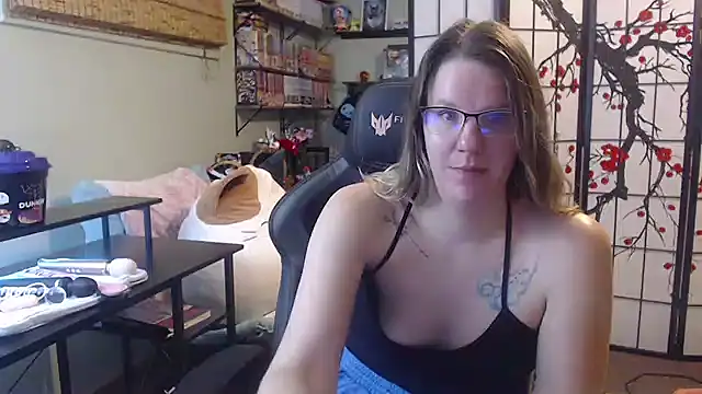 Sarahtineke online show from 3, 3, 2026