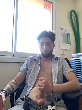 Snapshot of GuillaumebeauZizi chatting on 25, 4, 2026 GuillaumebeauZizi online show from 25, 4, 2026
