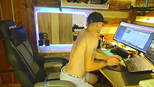 Snapshot of HARD_2QUIT chatting on 11, 10, 2025 HARD 2QUIT online show from 11, 10, 2025
