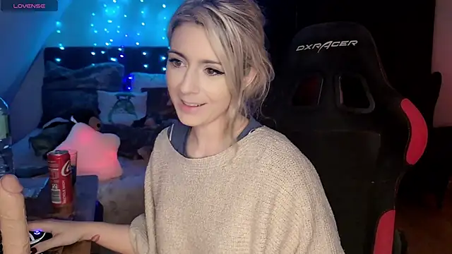 Snapshot of Lisaonthemoon chatting on 7, 5, 2026 Lisaonthemoon online show from 7, 5, 2026