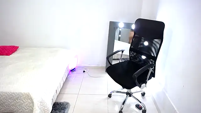 Nahomi Wild online show from 16, 12, 2025