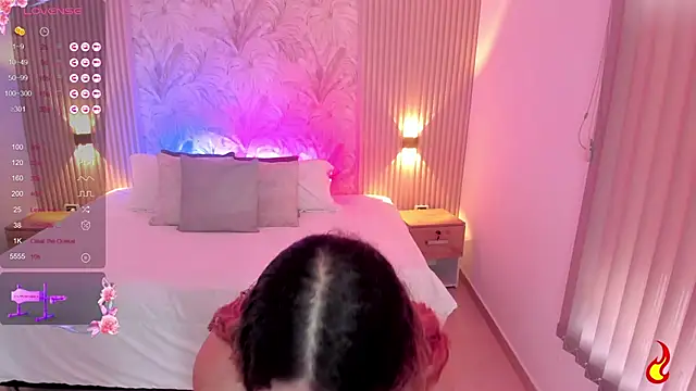 Leah Grey online show from 5, 3, 2025
