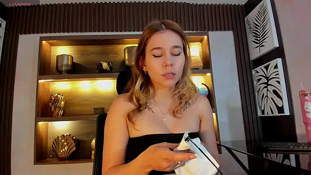 Lezy  online show from 5, 4, 2026