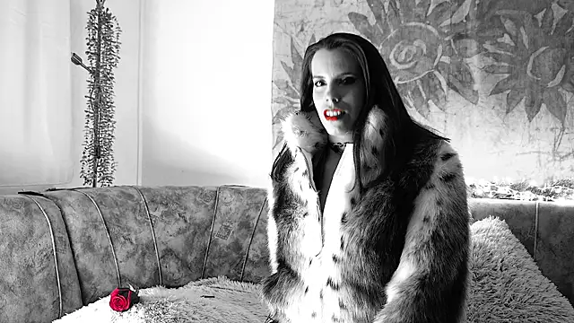 Lora Chanel online show from 18, 12, 2025