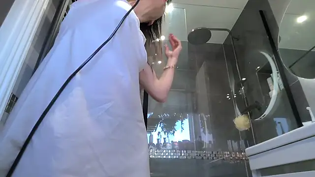 SweetMonicaUK online show from 5, 3, 2026