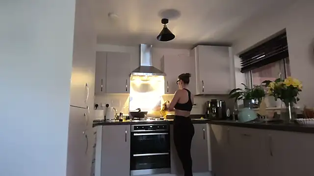 SweetMonicaUK online show from 15, 4, 2026