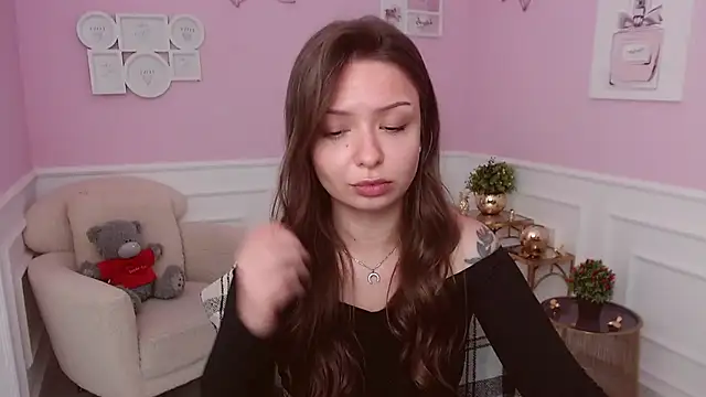 Snapshot of LucySkilar chatting on 7, 6, 2026 LucySkilar online show from 7, 6, 2026