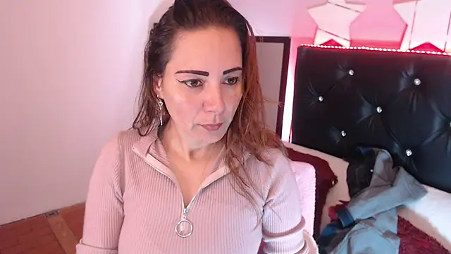 Snapshot of camila_delarosa chatting on 4, 11, 2025 camila delarosa online show from 4, 11, 2025