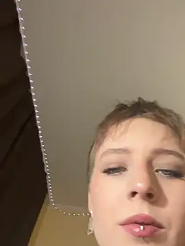 Crayzy Luv online show from 6, 3, 2025