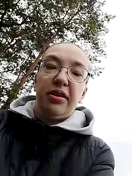 Isabella Geney online show from 9, 10, 2025