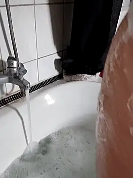 Isabella Geney online show from 10, 11, 2025