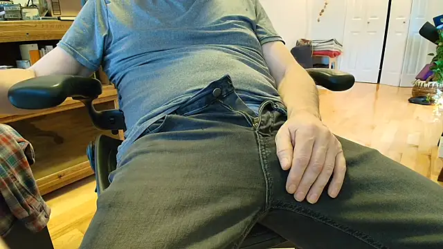Snapshot of massive_cum chatting on 6, 3, 2025 massive cum online show from 6, 3, 2025