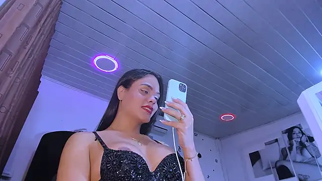 Snapshot of LatinVenuz chatting on 2, 3, 2025 LatinVenuz online show from 2, 3, 2025