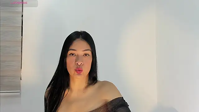 Snapshot of bella_hadid1_ chatting on 4, 10, 2025 bella hadid1 online show from 4, 10, 2025