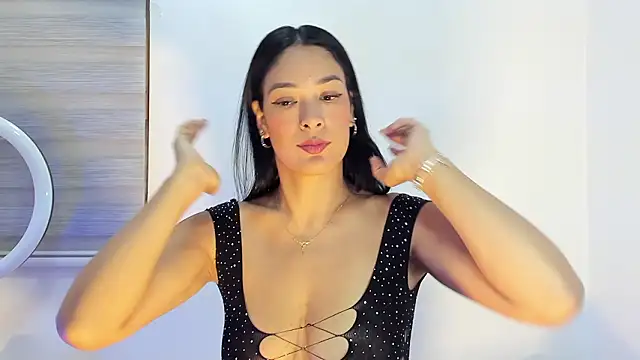 bella hadid1  online show from 28, 2, 2026