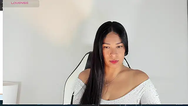 Snapshot of bella_hadid1_ chatting on 2, 3, 2025 bella hadid1 online show from 2, 3, 2025