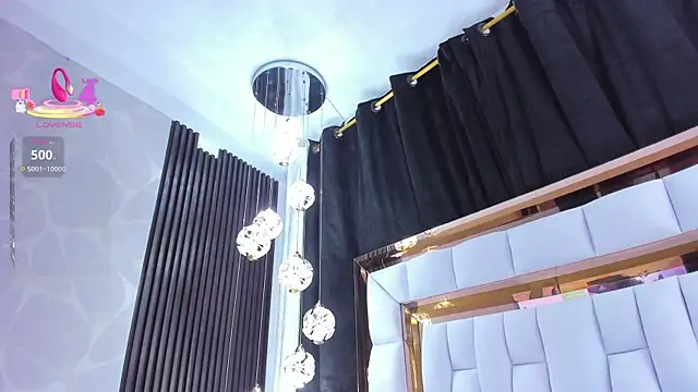 SarayRoyse online show from 5, 4, 2026