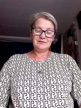 Snapshot of irinamaux chatting on 8, 7, 2026 irinamaux online show from 8, 7, 2026
