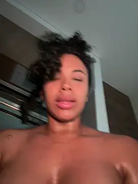 Snapshot of Brunettexio chatting on 5, 2, 2025 Brunettexio online show from 5, 2, 2025