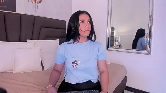 Sofi Perez  online show from 10, 3, 2025