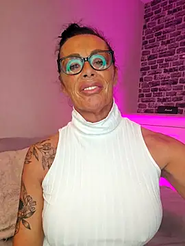 Snapshot of Misses-Cougar chatting on 10, 11, 2025 Misses-Cougar online show from 10, 11, 2025