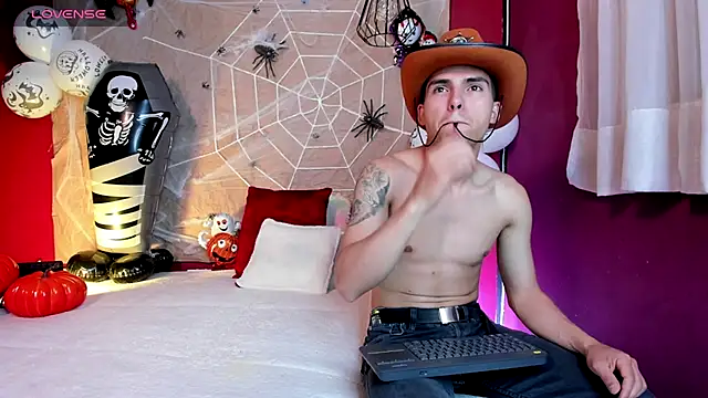 Snapshot of _Tattoo_Couple chatting on 28, 10, 2025 Tattoo Couple online show from 28, 10, 2025