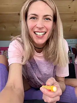 Snapshot of DanaeJustine chatting on 14, 11, 2025 DanaeJustine online show from 14, 11, 2025